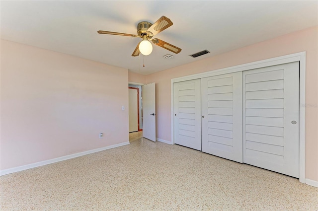 unfurnished bedroom featuring ceiling fan and a closet