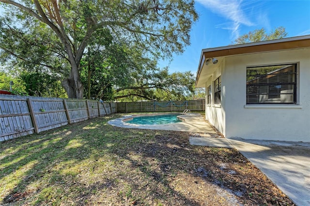 view of yard featuring a fenced in pool