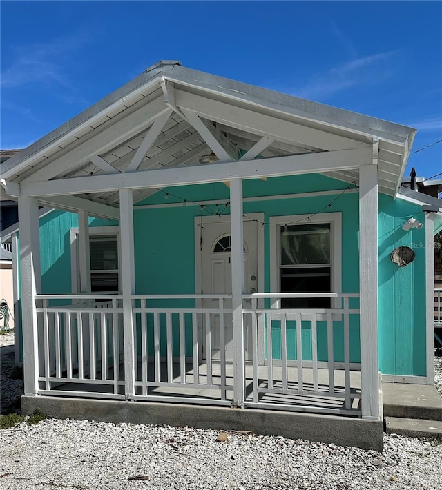 entrance to property featuring a porch