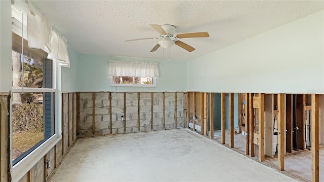 spare room featuring ceiling fan and a textured ceiling