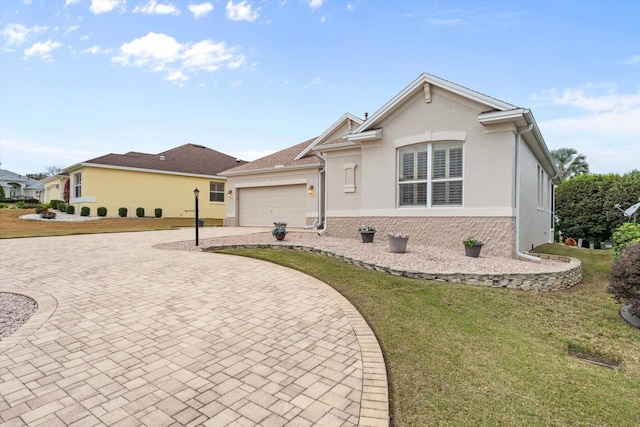 view of front of home featuring a garage and a front yard