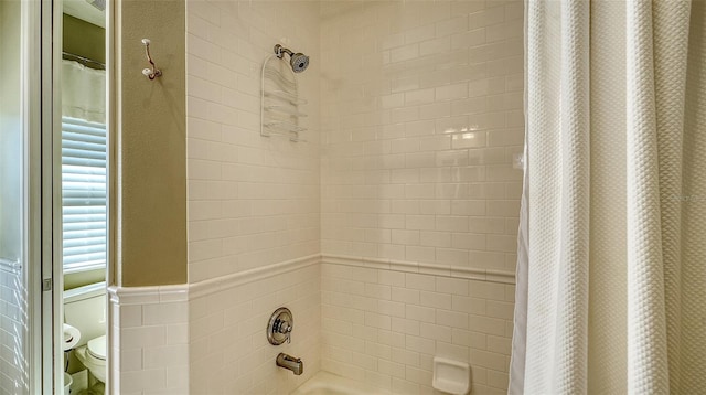 interior details with toilet and shower / bathtub combination with curtain