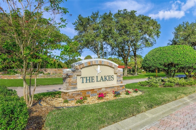 community / neighborhood sign with a lawn