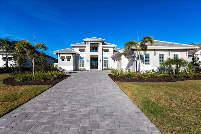 view of front of home featuring a front yard