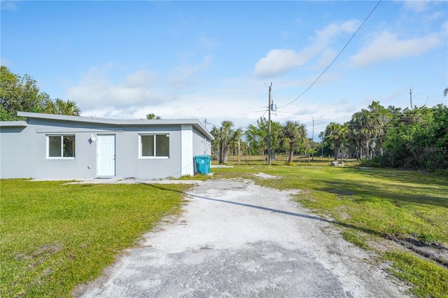 view of front of house featuring a front lawn