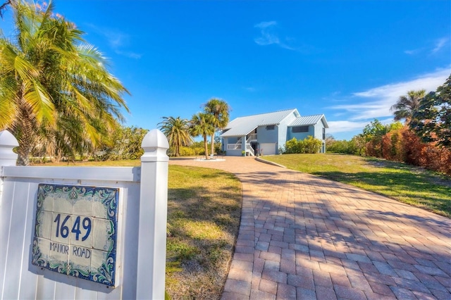 view of front of house featuring a front yard