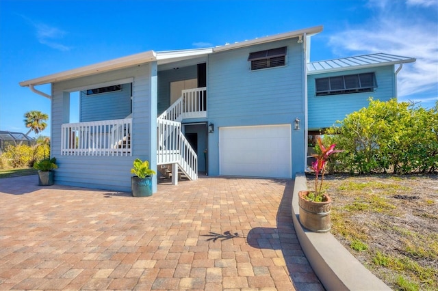 view of front facade with a garage