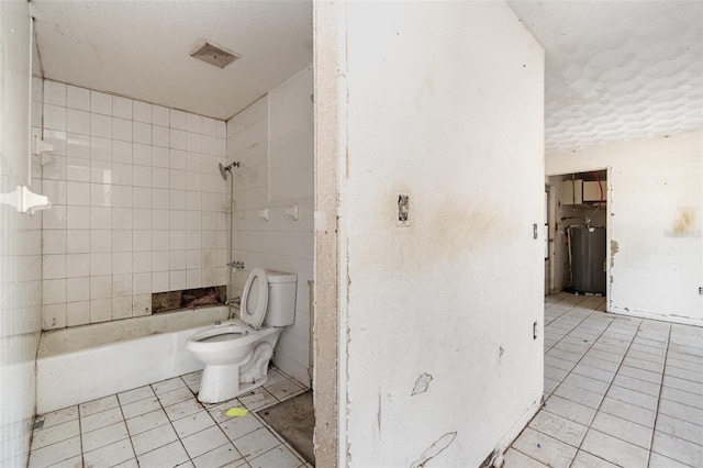 bathroom with tiled shower / bath and toilet