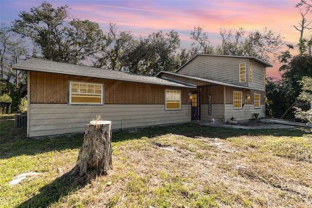 view of front of property featuring a lawn