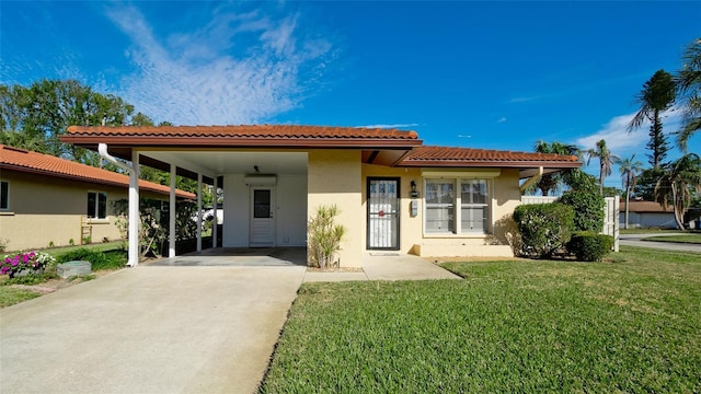 view of front of property featuring a front lawn and a carport