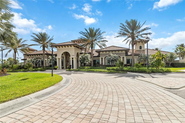 view of front facade featuring a front lawn