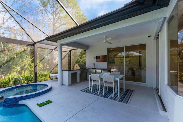 view of patio featuring ceiling fan, outdoor dining area, an outdoor kitchen, a lanai, and grilling area