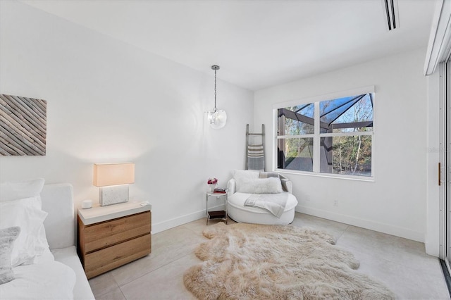 living area featuring a chandelier, visible vents, and baseboards