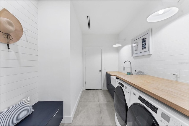 laundry room with a sink and baseboards