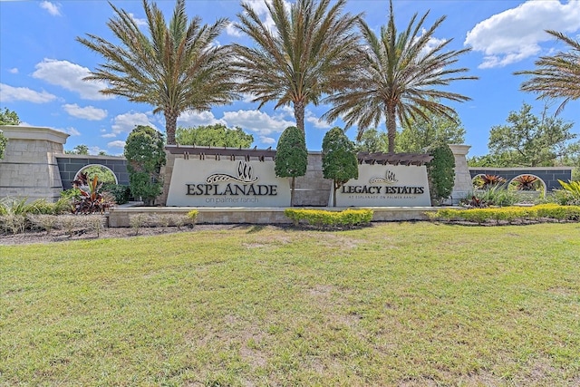 community / neighborhood sign featuring a yard