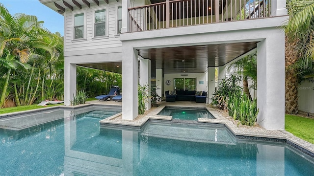 view of swimming pool featuring an in ground hot tub and ceiling fan