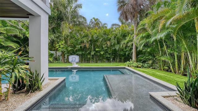 view of swimming pool with a yard