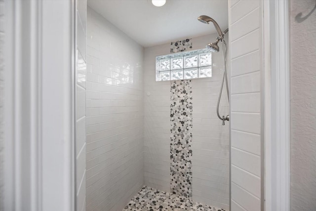 bathroom featuring a tile shower