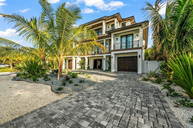 view of front of property featuring a balcony