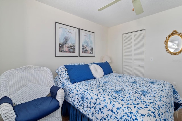 bedroom featuring ceiling fan, a textured ceiling, and a closet