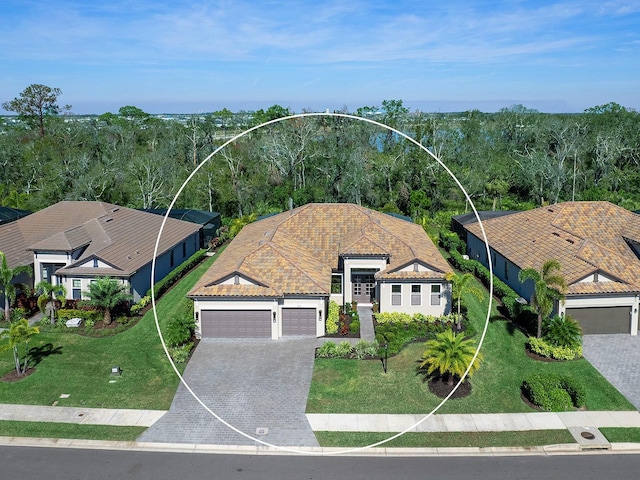 bird's eye view with a wooded view