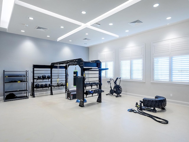 exercise area with baseboards, visible vents, and recessed lighting