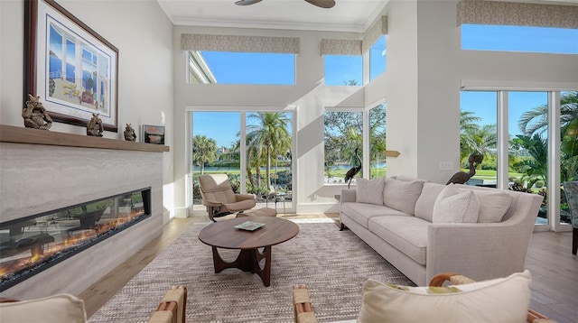 sunroom with ceiling fan