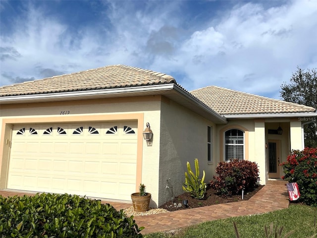 view of front facade featuring a garage