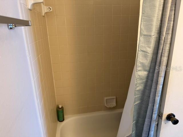 bathroom with shower / tub combo