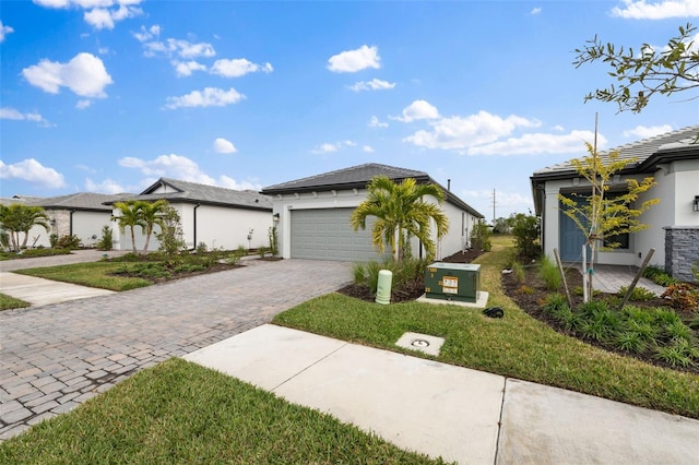 view of front facade featuring a garage and a front yard