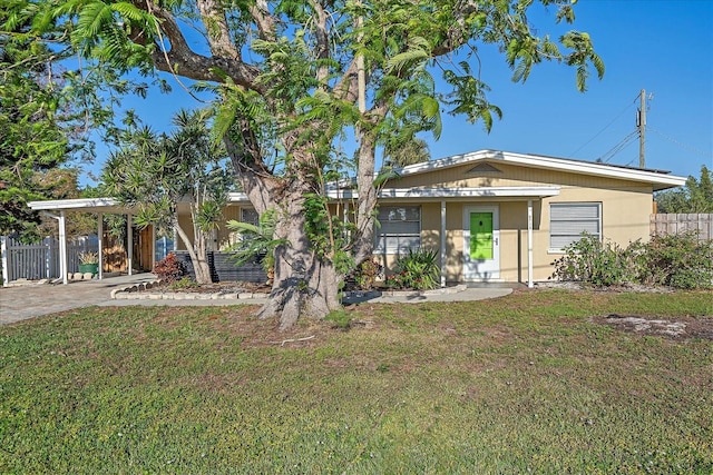 view of front facade featuring a front yard and a carport