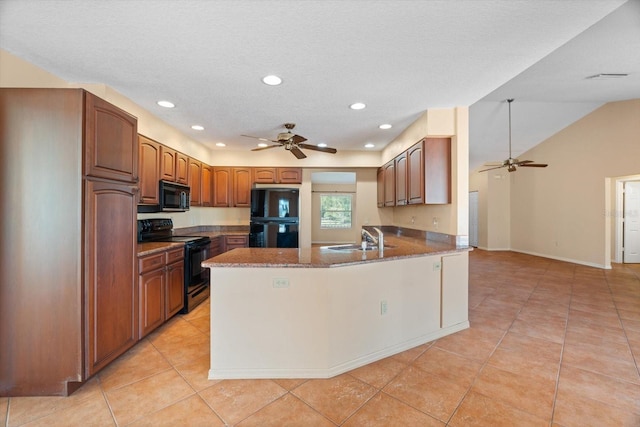 kitchen with sink, black appliances, kitchen peninsula, and ceiling fan