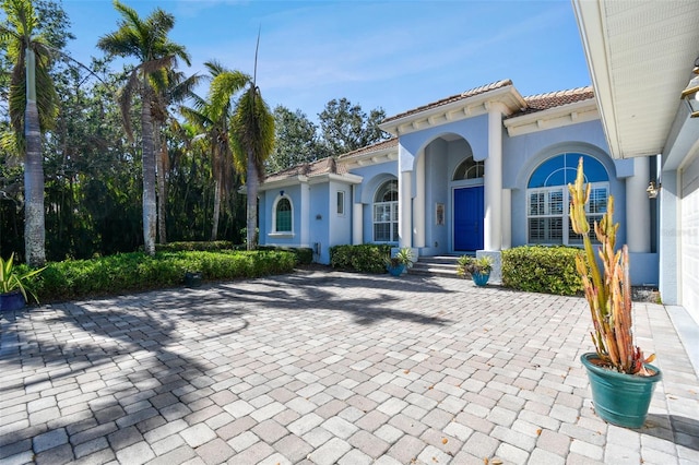 view of front facade featuring a garage