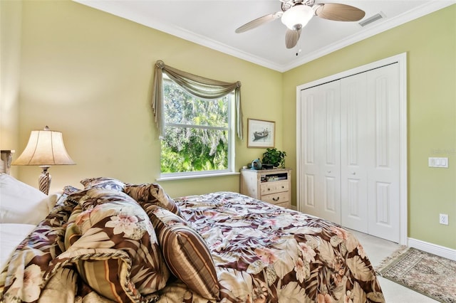 carpeted bedroom with crown molding, ceiling fan, and a closet