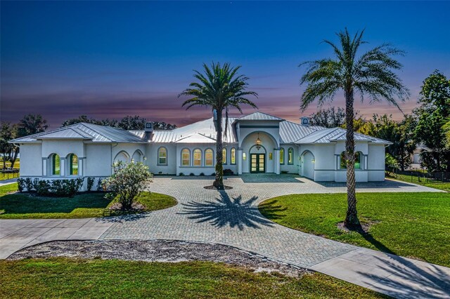 view of front of house featuring a yard