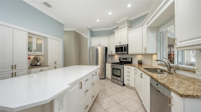 12471 Natureview Cir, Bradenton, FL 34212 - kitchen featuring appliances with stainless steel finishes, a sink, tasteful backsplash, white cabinetry, and a center island