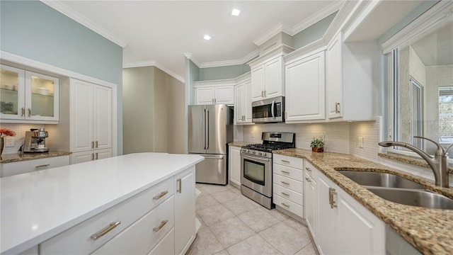 12471 Natureview Cir, Bradenton, FL 34212 - kitchen with stainless steel appliances, a sink, backsplash, white cabinetry, and crown molding