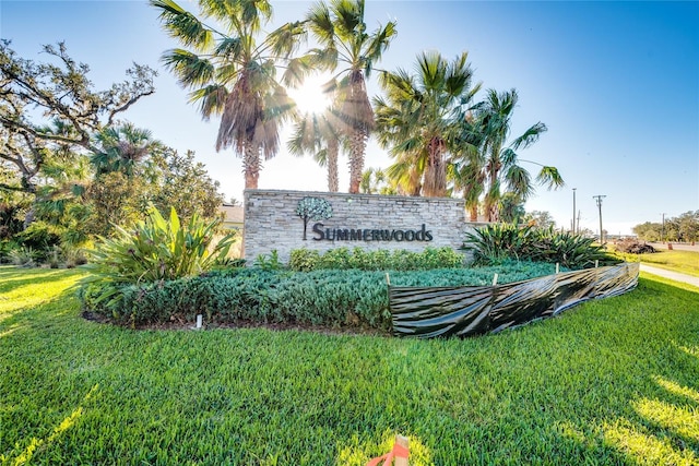 community / neighborhood sign featuring a yard