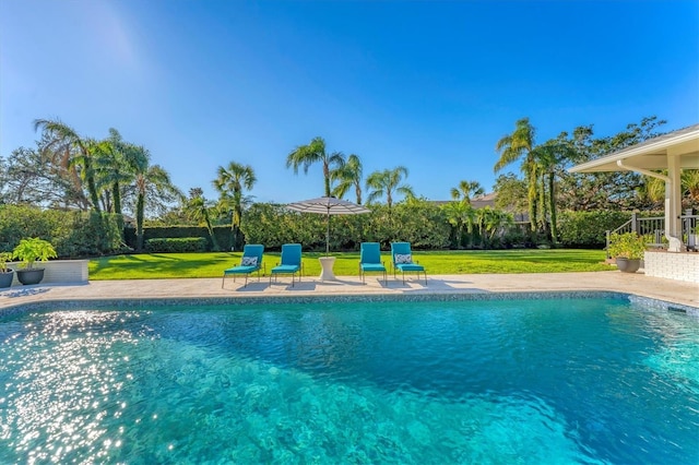 view of swimming pool featuring a yard