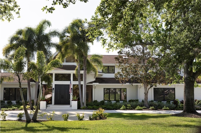 view of front of property featuring a front yard