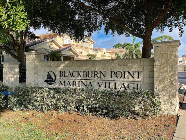 view of community / neighborhood sign