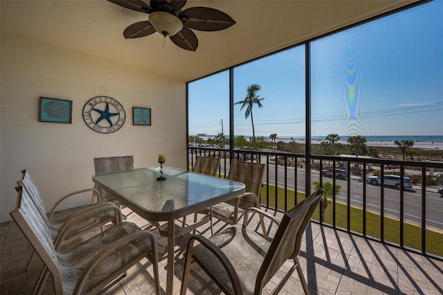 sunroom with ceiling fan