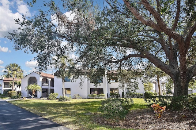 view of front of house featuring a front yard