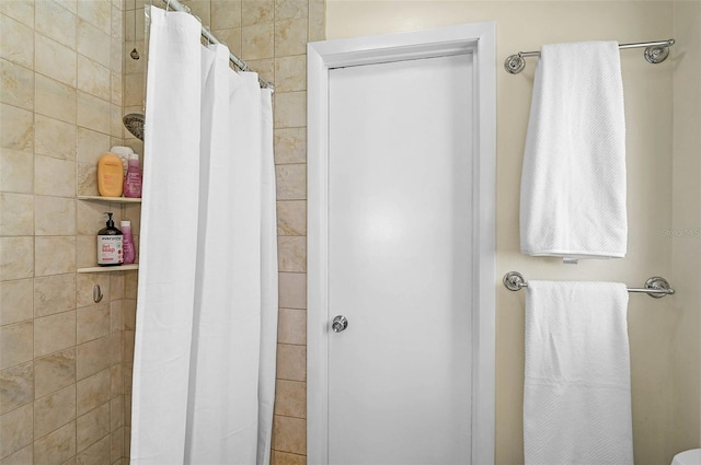 bathroom featuring a shower with shower curtain