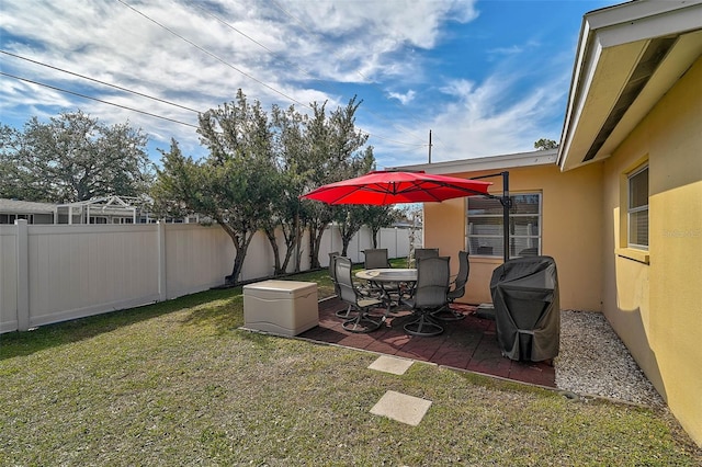 view of yard with a patio area