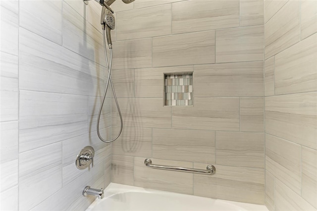 bathroom featuring tiled shower / bath