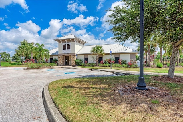 view of front of property featuring a front lawn