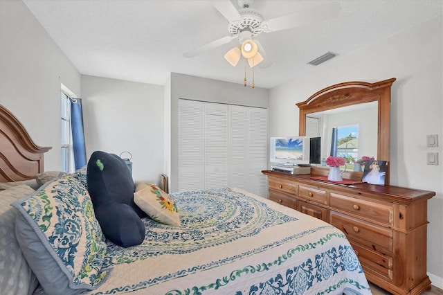 bedroom featuring ceiling fan, a closet, and a textured ceiling