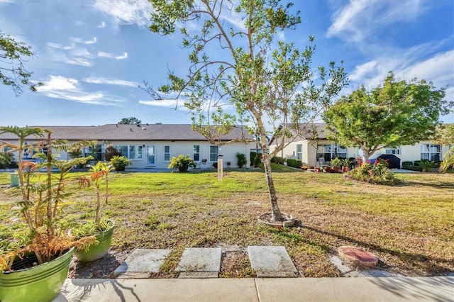 view of front of home featuring a front lawn