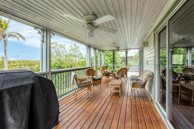 sunroom with ceiling fan